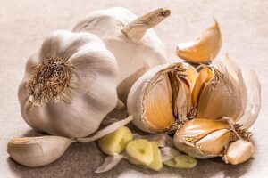 美肌ケアを自宅で行うためにプロが推奨する成分は何ですか？
